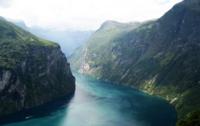 Узкий морской залив