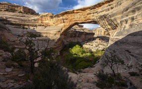 Проход под скалой в виде арки