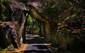 Проезд между двух скал