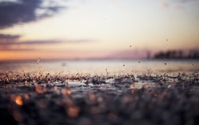 Капли дождя на мостовой