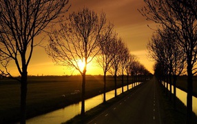 Дорога с каналами по краям