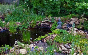 Статуэтка Будды в саду