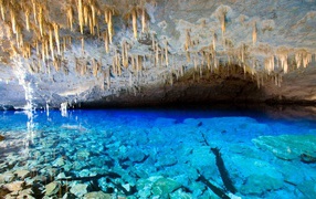 Наросты извести на потолке пещеры