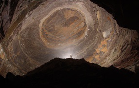 Огромный зал в пещере