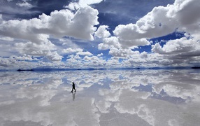 Человек идет между небом и землей