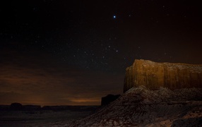 The night sky above the cliffs of the canyon
