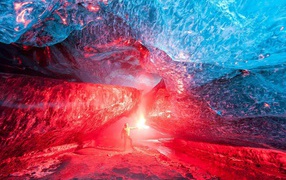 Красный свет в ледяной пещере