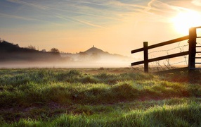 Солнце рассеивает утренний туман на ферме