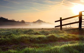 Солнце рассеивает утренний туман на ферме