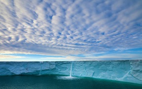 Вода стекает с края ледника
