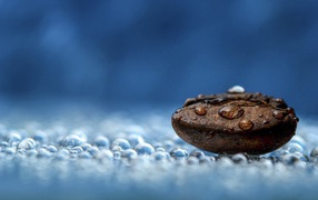 Вода на коричневом гладком камне