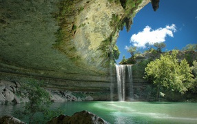 Водопад и озеро под каменным козырьком