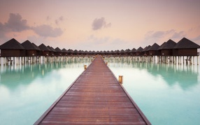 Деревянная дорожка к домикам для туристов