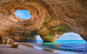 Cave Beach в Алгарве, Португалия