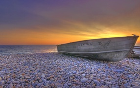 Рыбачья лодка на прибрежной гальке