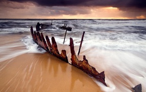 Ржавые остатки корабля на берегу моря