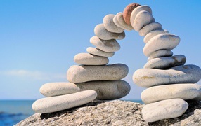 Строение из камней на пляже