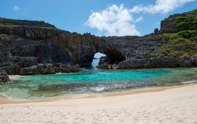 Стена между пляжем и открытым морем