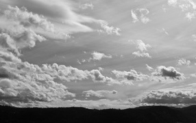 Черно-белое фото облаков