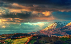 Кучевые облака над сельской местностью среди гор