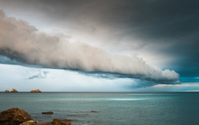 Кучевое облако над морем