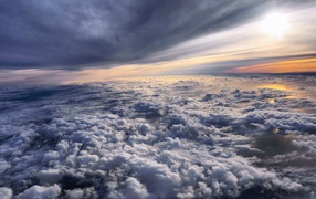 Полет над облаками на закате