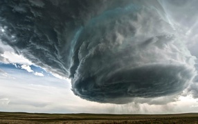 Пугающее грозовое облако