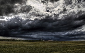Мощный грозовой вал над фермой