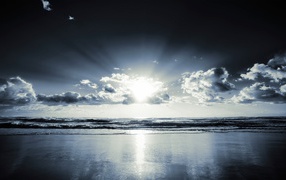 Лучи света сквозь облака над горизонтом