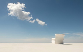 Кресло на белом песке пустыни