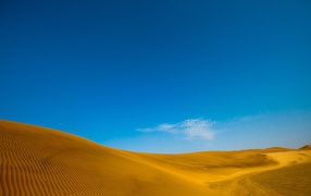Голубое небо над желтым песком пустыни