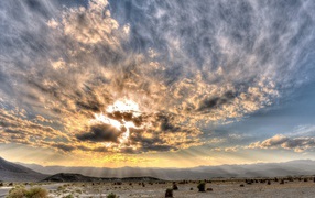 Тучи скрыли солнце над пустыней