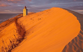 Маяк на границе пустыни и моря