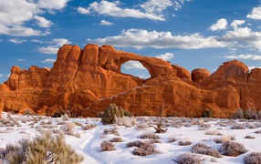 Редкий снег у скалы в пустыне