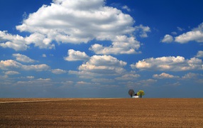 Одинокое строение среди вспаханного поля