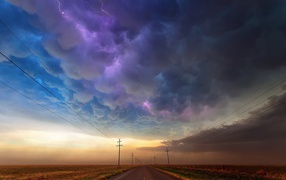 Сильная гроза над полями