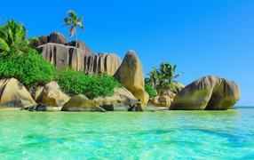 Огромные гладкие камни на тропическом острове