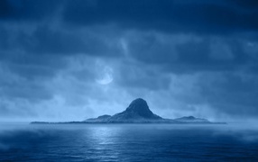 Остров среди тумана на море