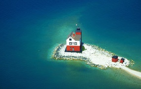 Маяк на каменистом островке