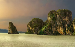 Острова скалы в тропическом море