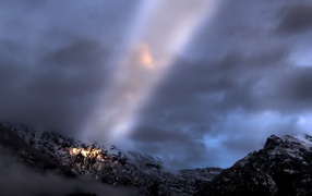 Луч солнца среди облаков в горах