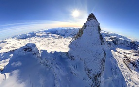 Острый горный пик в снегу