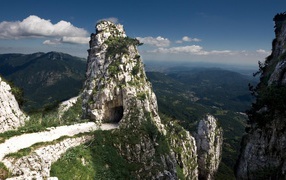 Меловые скалы поросли зеленью