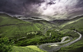 Дорога идет восьмеркой среди гор