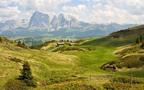 Фермы на зеленых полях среди гор