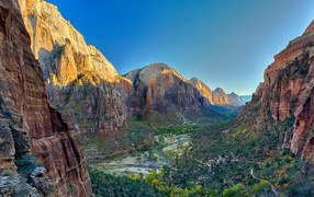 Зеленая долина между суровых скал