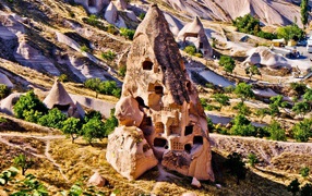 Дома в конусообразной скале