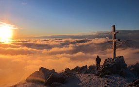 Памятный знак на вершине горы