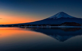 Гора Фудзи отражается в воде озера