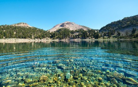 Чистейшая вода в горном озере